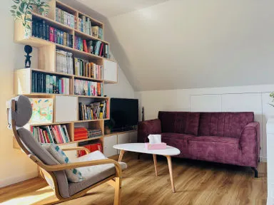De praktijkruimte met een zetel en een boekenkast