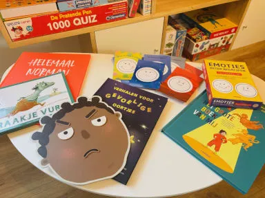 Boeken en spelletjes over emoties en gevoelens op een tafel in de praktijk
